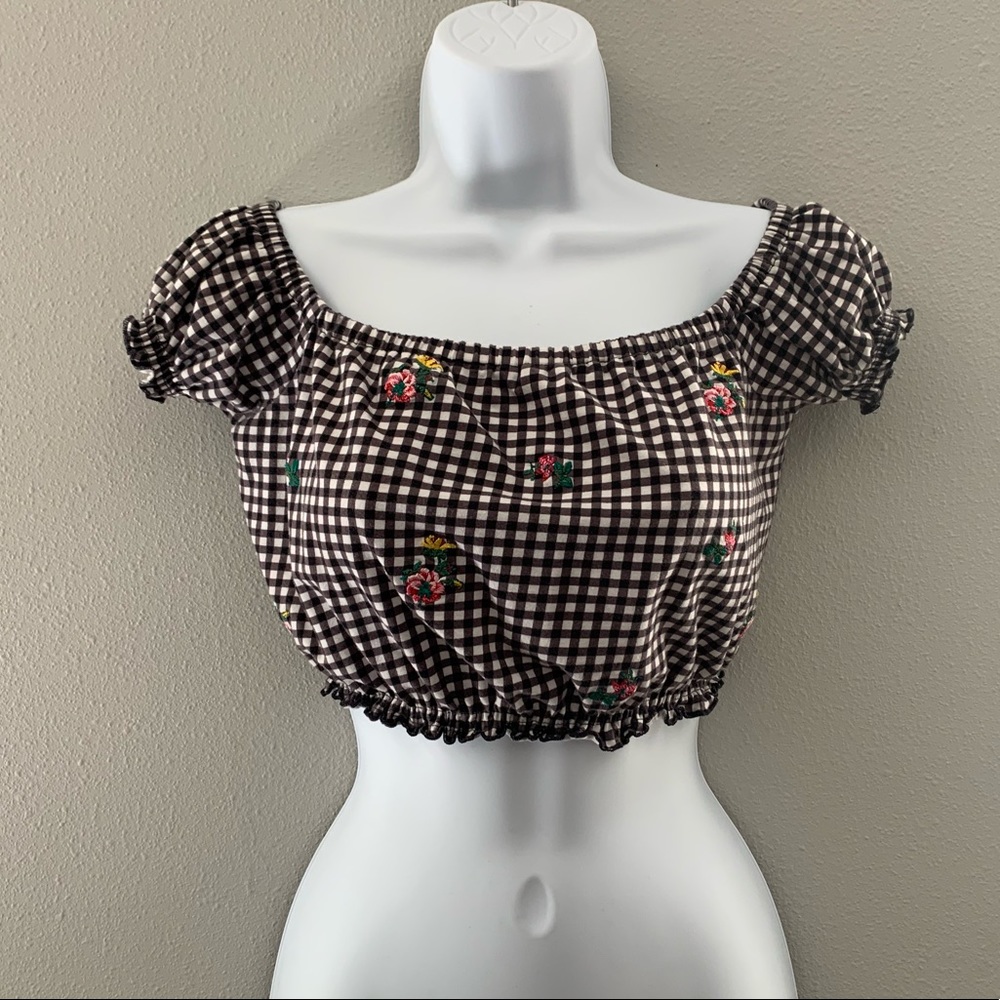 Black & White crop top with flowers and ruffle